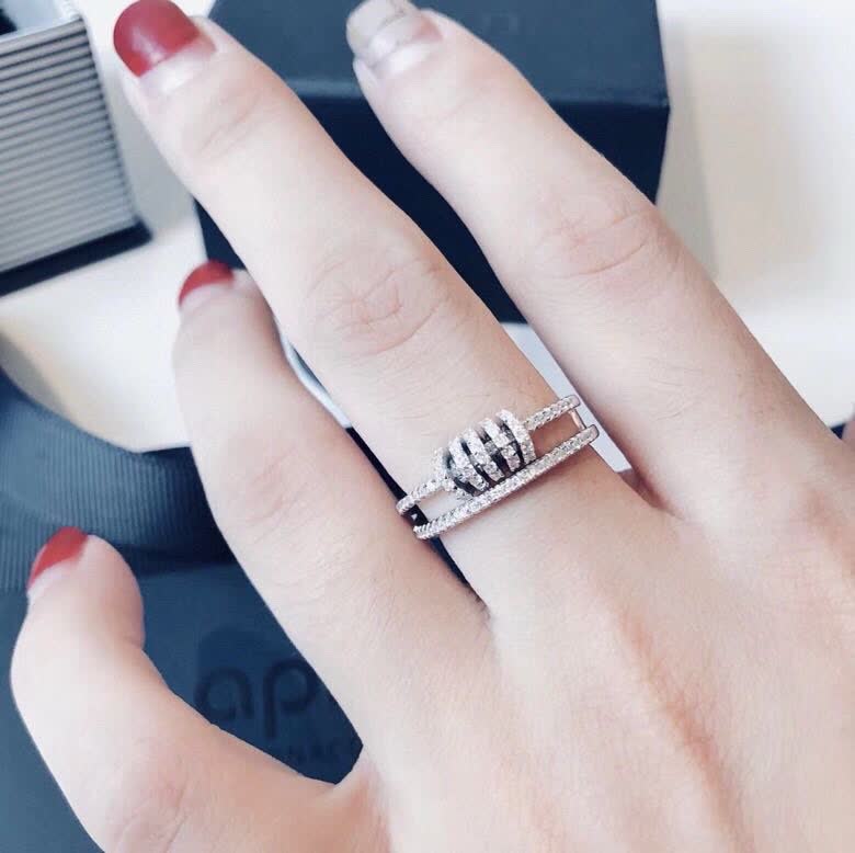APM Monaco Elegant Diamond Ring